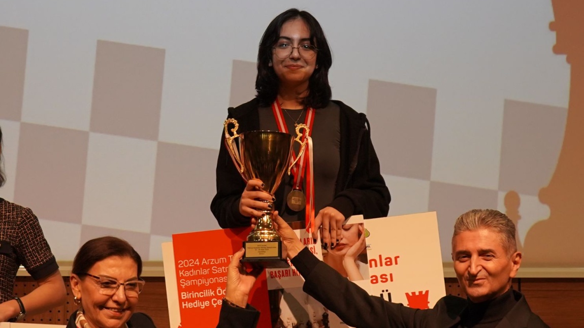 Öğrencimiz Elif Zeren Yıldız 2024 Arzum Türkiye Kadınlar Satranç Şampiyonu Oldu.